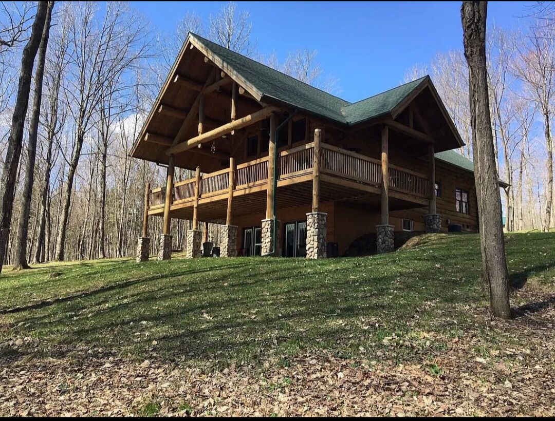 NEW!!!  Cozy & Comfortable Log Cabin RETREAT on the WI River