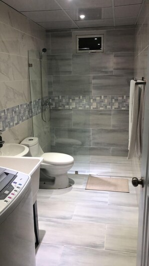 Comfort appartement | Badkamer | Een douche, handdoeken, zeep, shampoo