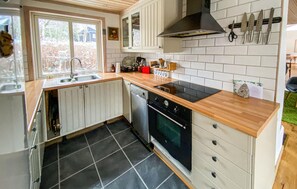 Réfrigérateur, un four, lave-vaisselle, cafetiÚre-théiÚre