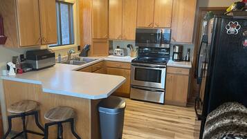 Jääkaappi, mikroaaltouuni, uuni, liesi