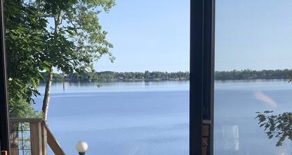 Cozy Lakefront Cottage with spectacular views!