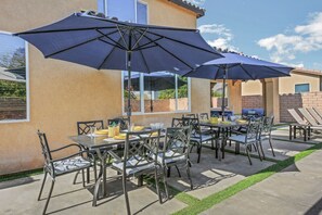 Outdoor dining - Flirty Flamingo/Huge Pool/Spa (Coachella)