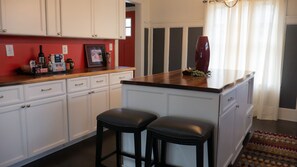 Interior - Oasis 3 Bedrooms-3 Bathrooms Fully Stock Chef Kitchen for12 guest. (Highland Park)