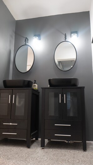 Interior - Oasis 3 Bedrooms-3 Bathrooms Fully Stock Chef Kitchen for12 guest. (Highland Park)