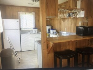 Kylskåp, mikrovågsugn, ugn och spishäll