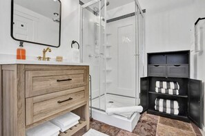 Douche, sĂšche-cheveux, serviettes fournies, savon