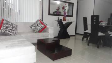 Apartamento básico | 2 dormitorios, cortinas opacas, tabla de planchar con plancha