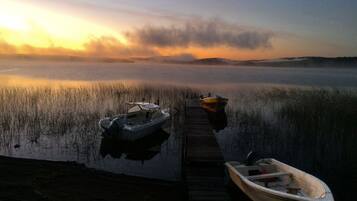 Privatstrand, schwarzer Sandstrand, Kajakfahren, Motorbootfahrt