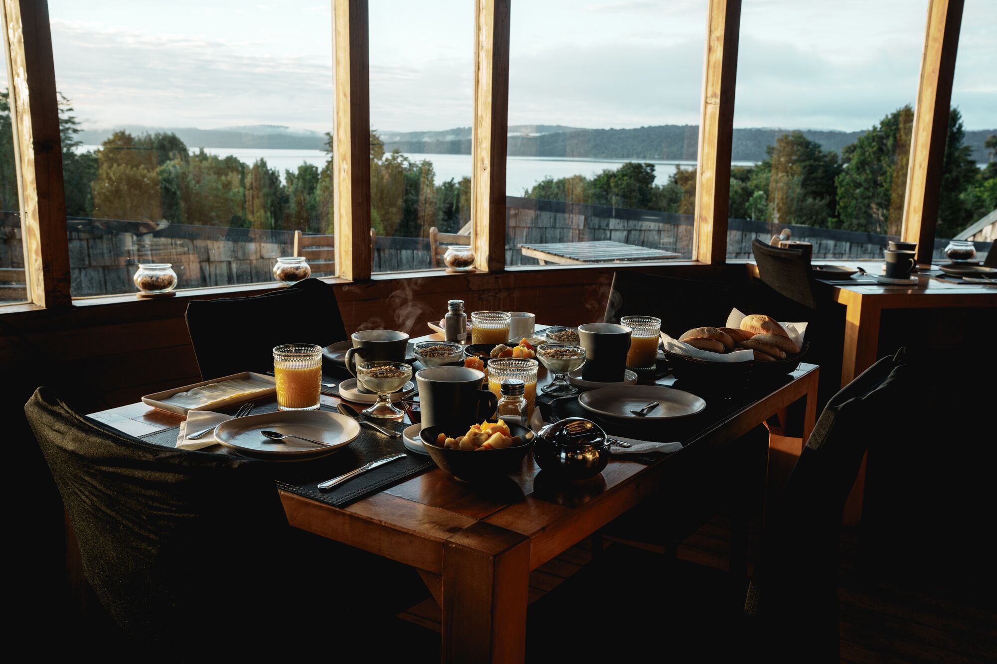 Breakfast, lunch, dinner served; garden views 