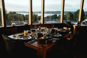 Se sirven desayunos, almuerzos y cenas (con vistas al jardín) 