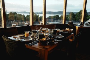 Se sirven desayunos, almuerzos y cenas (con vistas al jardín) 