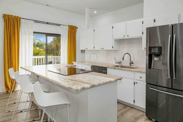 Kjøleskap, mikrobølgeovn, ovn og kokeplater