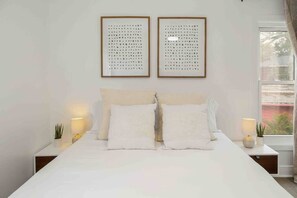 2 bedrooms, iron/ironing board, WiFi, bed sheets - [lounge like locals] walk to siesta beach +bikes (Siesta Key)