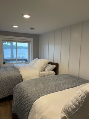 4 bedrooms, desk, iron/ironing board, travel cot
