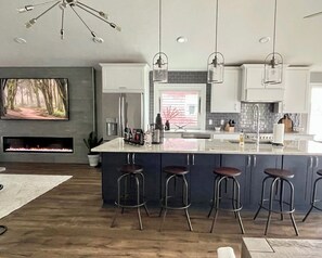 Een koelkast, een magnetron, een oven, een kookplaat