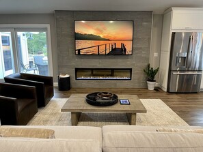 Een smart-tv, een open haard, videogames en een stereo