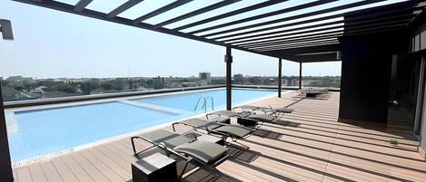 حمّام سباحة على السطح