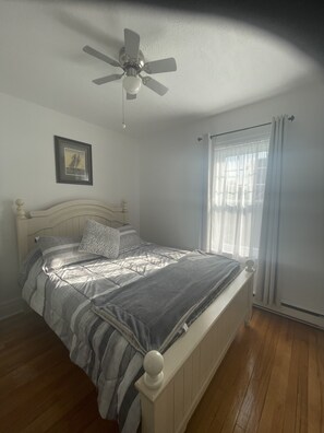 3 bedrooms, desk, iron/ironing board, travel crib