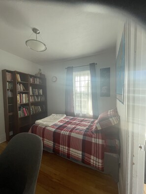 3 chambres, bureau, fer et planche à repasser, lit parapluie