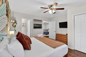 2 bedrooms, desk, iron/ironing board, free WiFi - Private Backyard With Fire Pit, 15 Min to Downtown (Charleston)