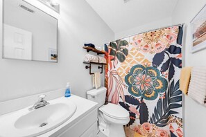 Hair dryer, towels - Private Backyard With Fire Pit, 15 Min to Downtown (Charleston)