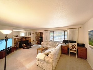 Living area - Cozy Cabin in the Woods w/ Ping Pong - 25 min from Skiing! (Twain Harte)