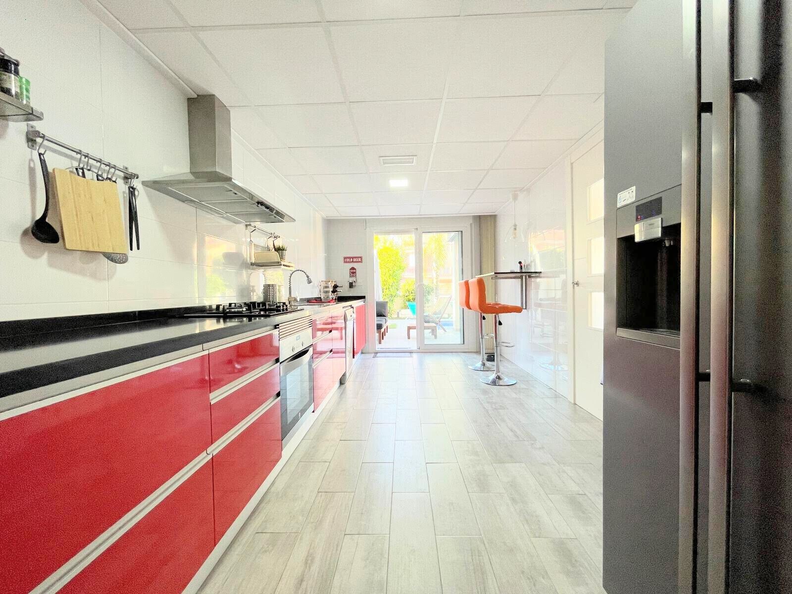 Een koelkast, een oven, een vaatwasser, een koffiezetapparaat/waterkoker