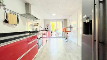 Een koelkast, een oven, een vaatwasser, een koffiezetapparaat/waterkoker