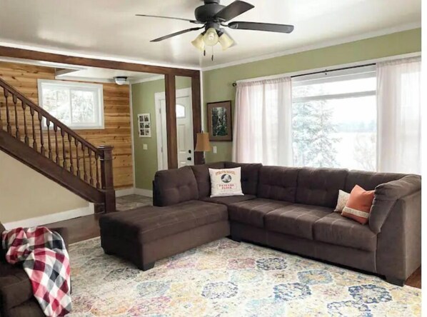 Smart TV, lareira, DVD player, livros