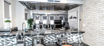 The Pleasant Mansion 6BR (Uptown/Downtown) by Lux Life