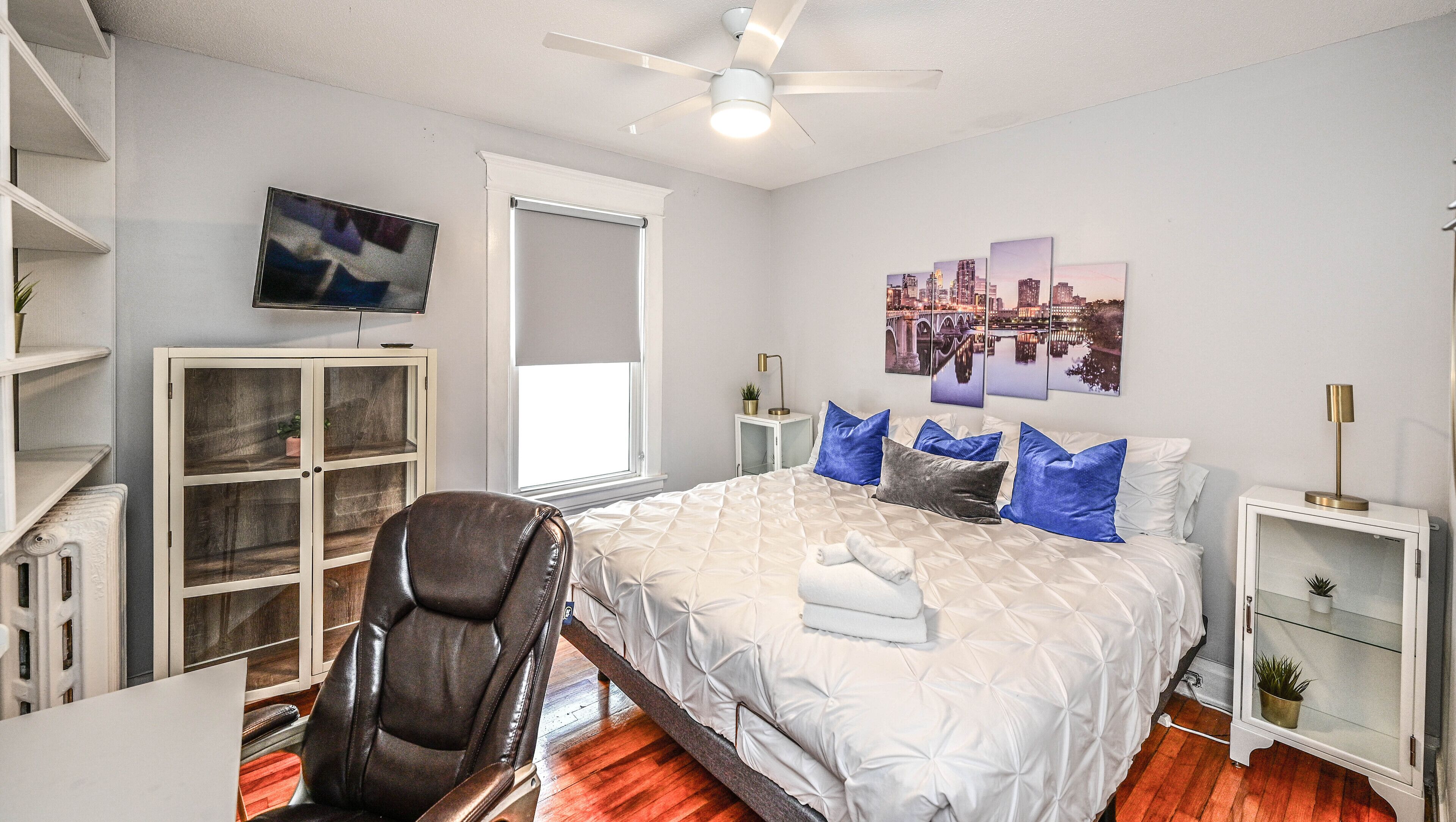 6 bedrooms, desk, iron/ironing board, travel crib