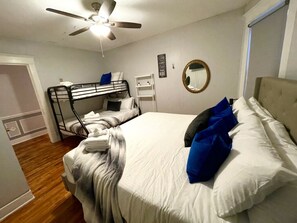 6 bedrooms, desk, iron/ironing board, travel cot - The Pleasant Mansion 6BR (Uptown/Downtown) by Lux Life (Minneapolis)