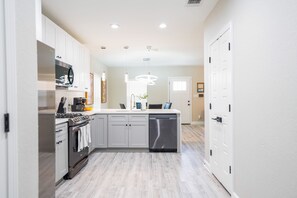 Jääkaappi, mikroaaltouuni, uuni, liesi