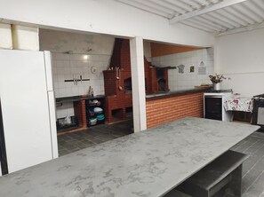 Outdoor dining - Single-story house in Peruíbe, 400 meters from the beach. (Peruíbe)