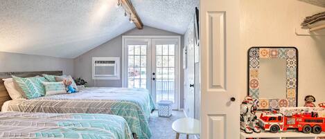 3 dormitorios, escritorio, tabla de planchar con plancha y cuna de viaje