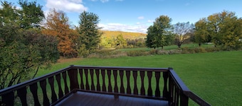 2 Mins. from Watkins Glen Racetrack & Central to FLX Wine Trail touring.
