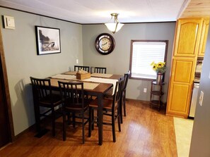 Dining - 2 Mins. from Watkins Glen Racetrack & Central to FLX Wine Trail touring. (Watkins Glen)