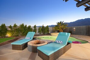 Una piscina al aire libre, una piscina climatizada