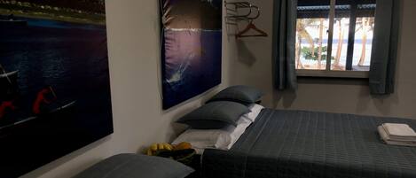 Memory foam-madrasser, minibar, skrivbord och arbetsyta för laptop