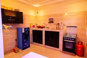 ثلاجة، ميكروويف، فرن، غسالة أطباق