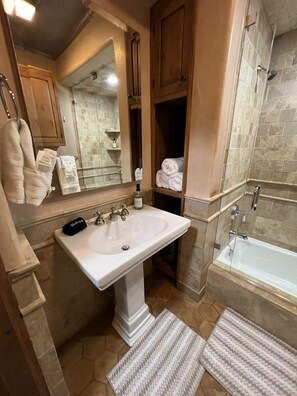 Douche, sèche-cheveux, serviettes fournies, shampoing