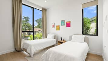 3 bedrooms, desk, iron/ironing board, free WiFi