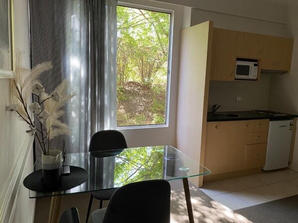 Dining - Service Apartments near Kew Juction (Kew)