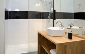 Combined shower/tub - Amazing home in Léognan with sauna (Léognan)
