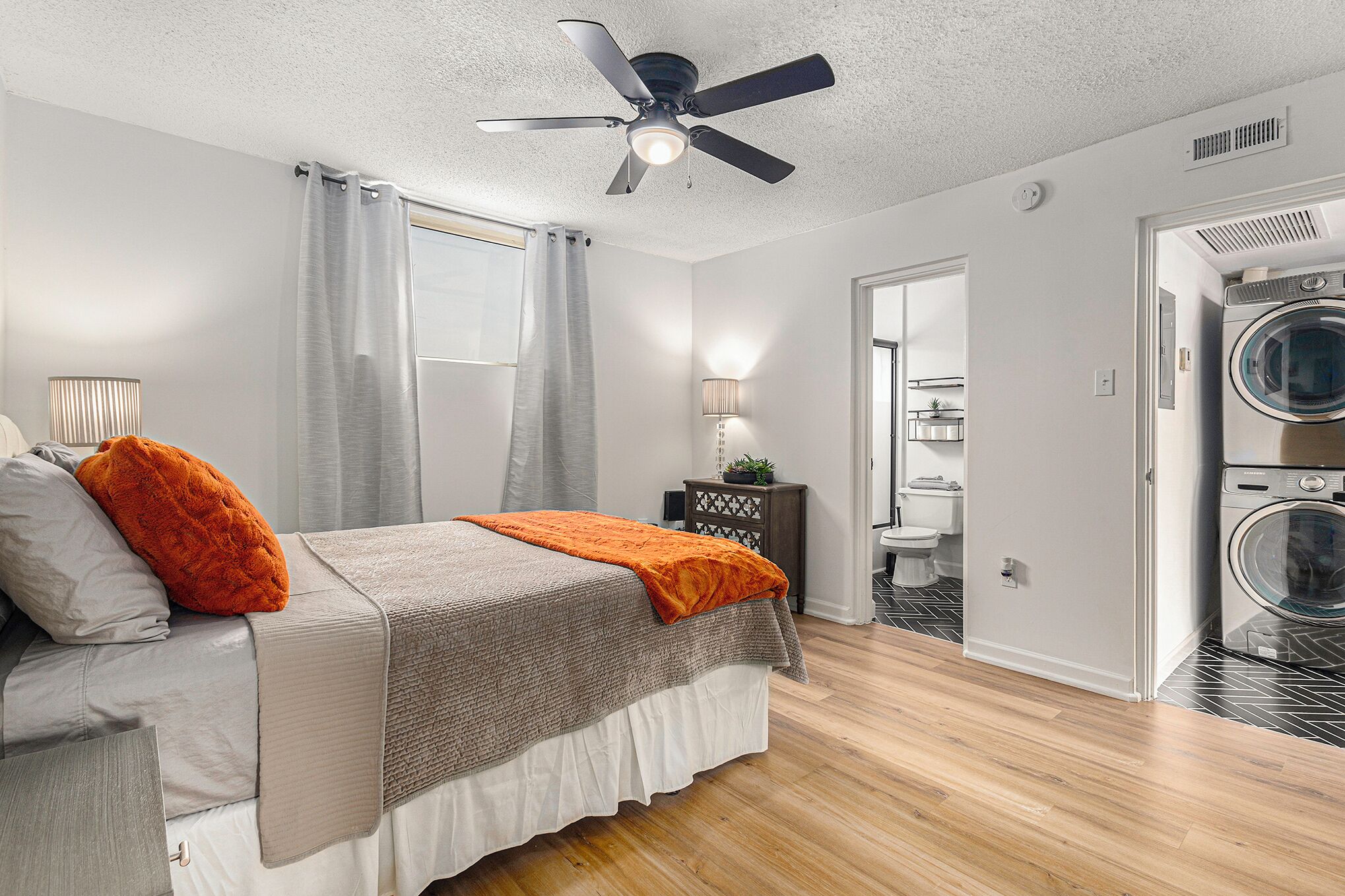 1 bedroom, desk, WiFi, bed sheets