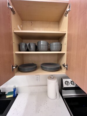 Refrigerador con congelador, microondas y cafetera y tetera 
