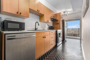 Kjøleskap, mikrobølgeovn, kaffetrakter/tekoker og kjøkkenutstyr