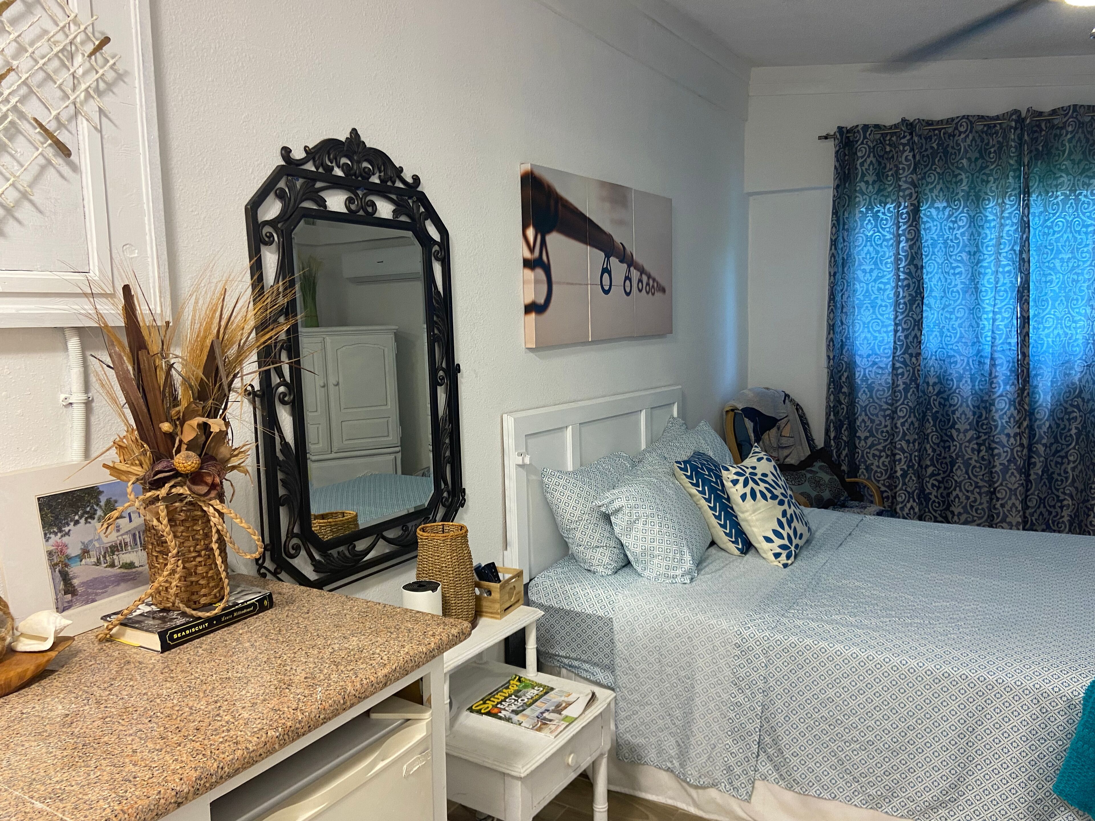 Basic Room, 1 Bedroom, Non Smoking | Iron/ironing board, WiFi (free), individually decorated
