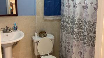 Basic Room, 1 Bedroom, Non Smoking | Bilik Mandi | Tab mandi, kelengkapan dandanan diri percuma, pengering rambut