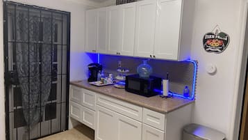 Basic-Zimmer, 1 Schlafzimmer, Nichtraucher | Wohnbereich | 40-Zoll-Flachbildfernseher mit Kabelempfang, Fernseher, Netflix